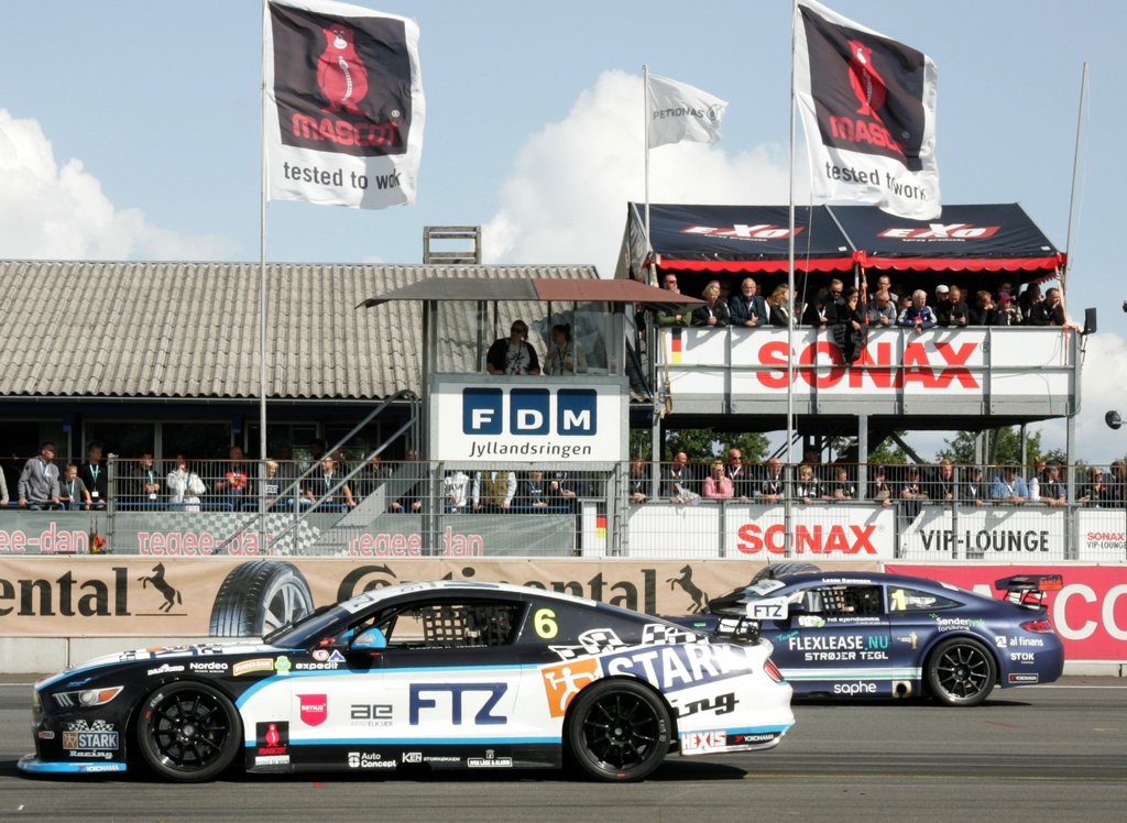 Når finalen i MASCOT Danish Thundersport Championship køres på FDM Jyllandsringen på den første oktober-søndag, har Kasper H. Jensen (6) et lille forspring overfor Lasse Sørensen (1)
(Foto: Henning Smed)